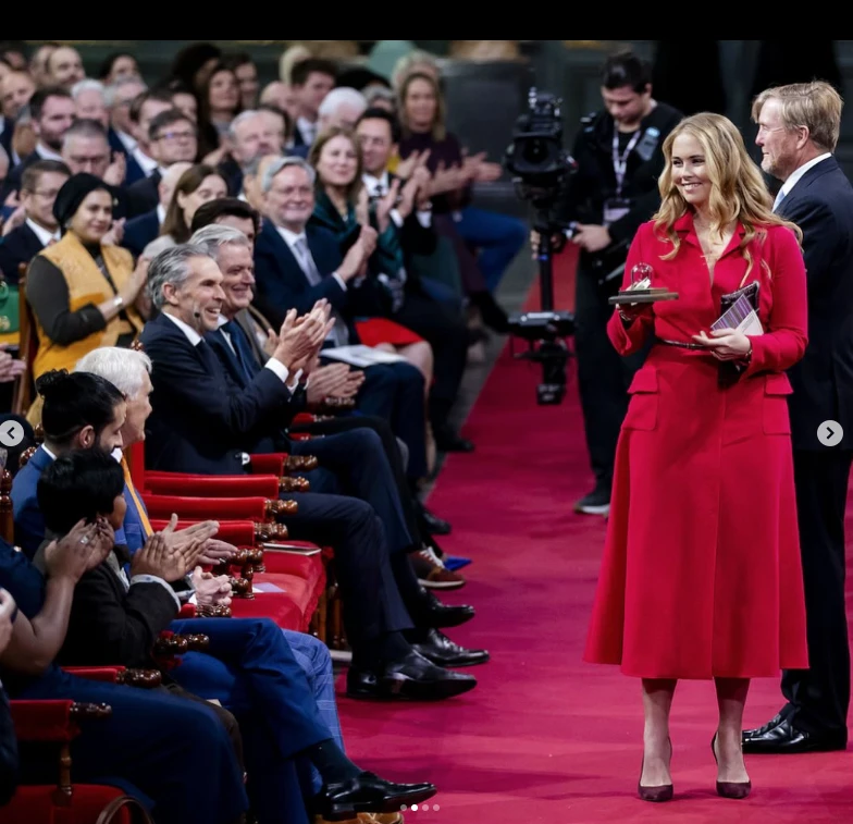 Amalia en el acto junto a su padre, el rey Alejandro.