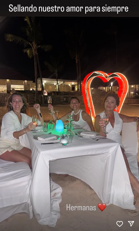 La tierna dedicatoria de la periodista a sus amigas durante la cena en la playa. Foto: Instagram