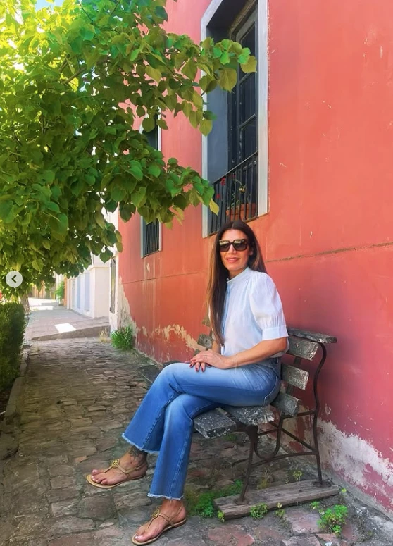 Flor de la V impone las sandalias thong este verano.