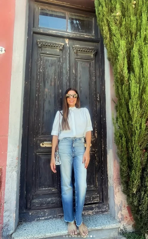 Flor de la V impone las sandalias thong este verano.