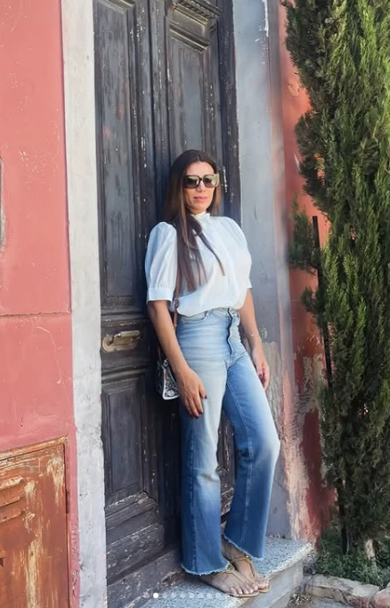 Flor de la V impone las sandalias thong este verano.