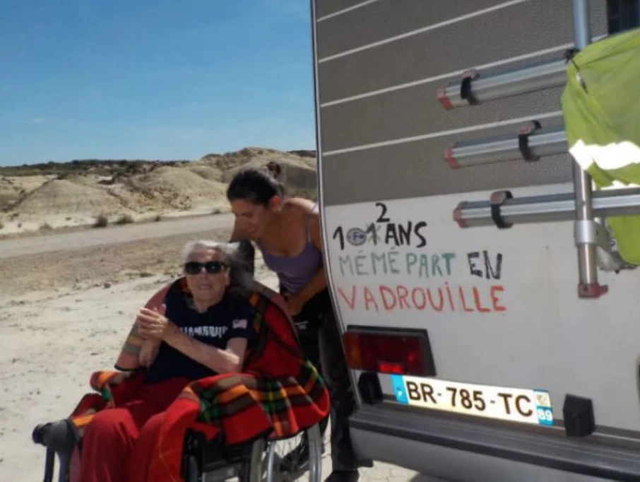 Le dijeron que su abuela de 100 años tenía los días contados, pero el viaje lo cambió todo