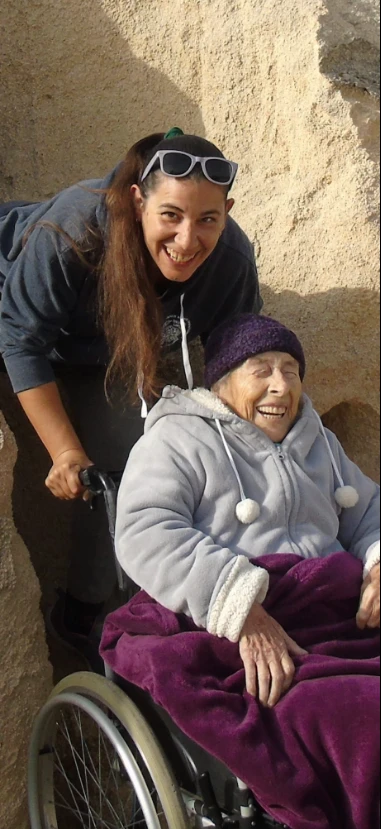 Le dijeron que su abuela de 100 años tenía los días contados, pero el viaje lo cambió todo