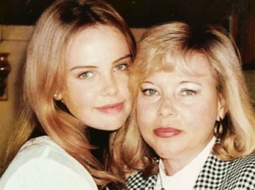 Charlize Theron y su dura infancia: su mamá terminó con la vida de su padre para salvarla