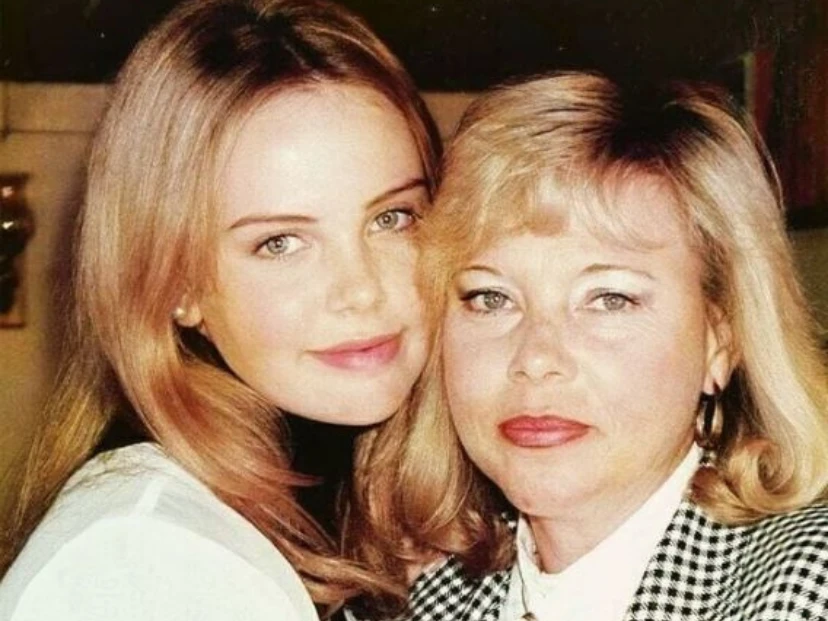 Charlize Theron y su dura infancia: su mamá terminó con la vida de su padre para salvarla