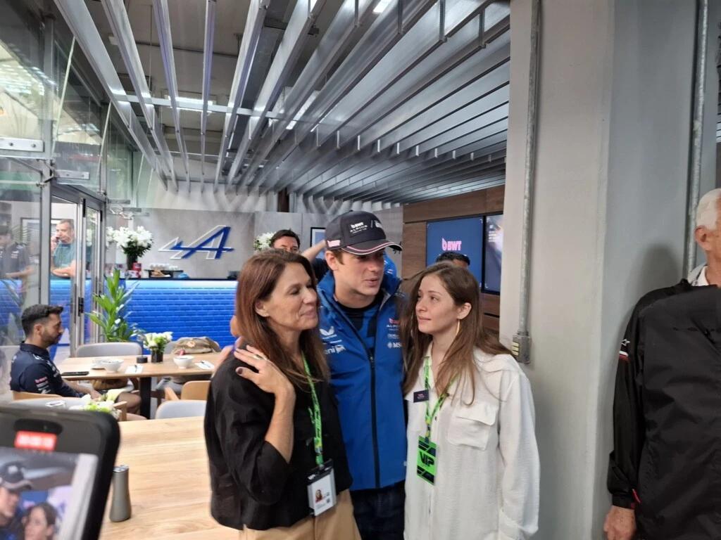 Franco Colapinto junto a su madre Andrea y su hermana Martina. Fotos: IG. 