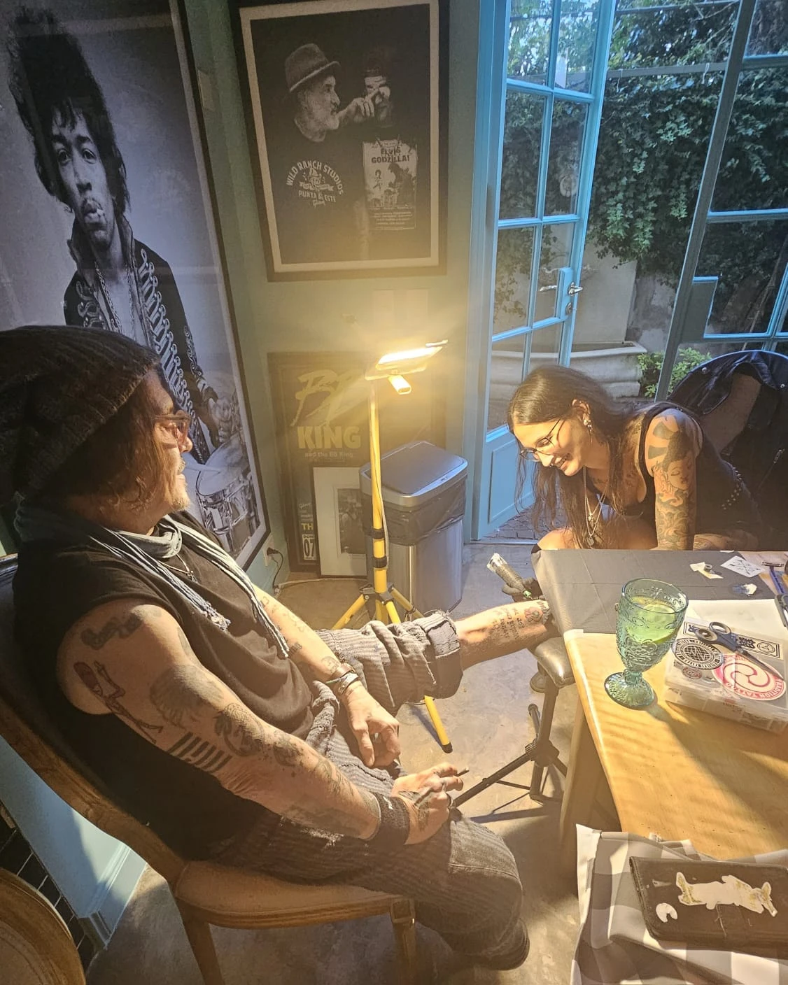 Jhonny Depp eligió The Gipsy Family para tatuarse en Argentina. 
