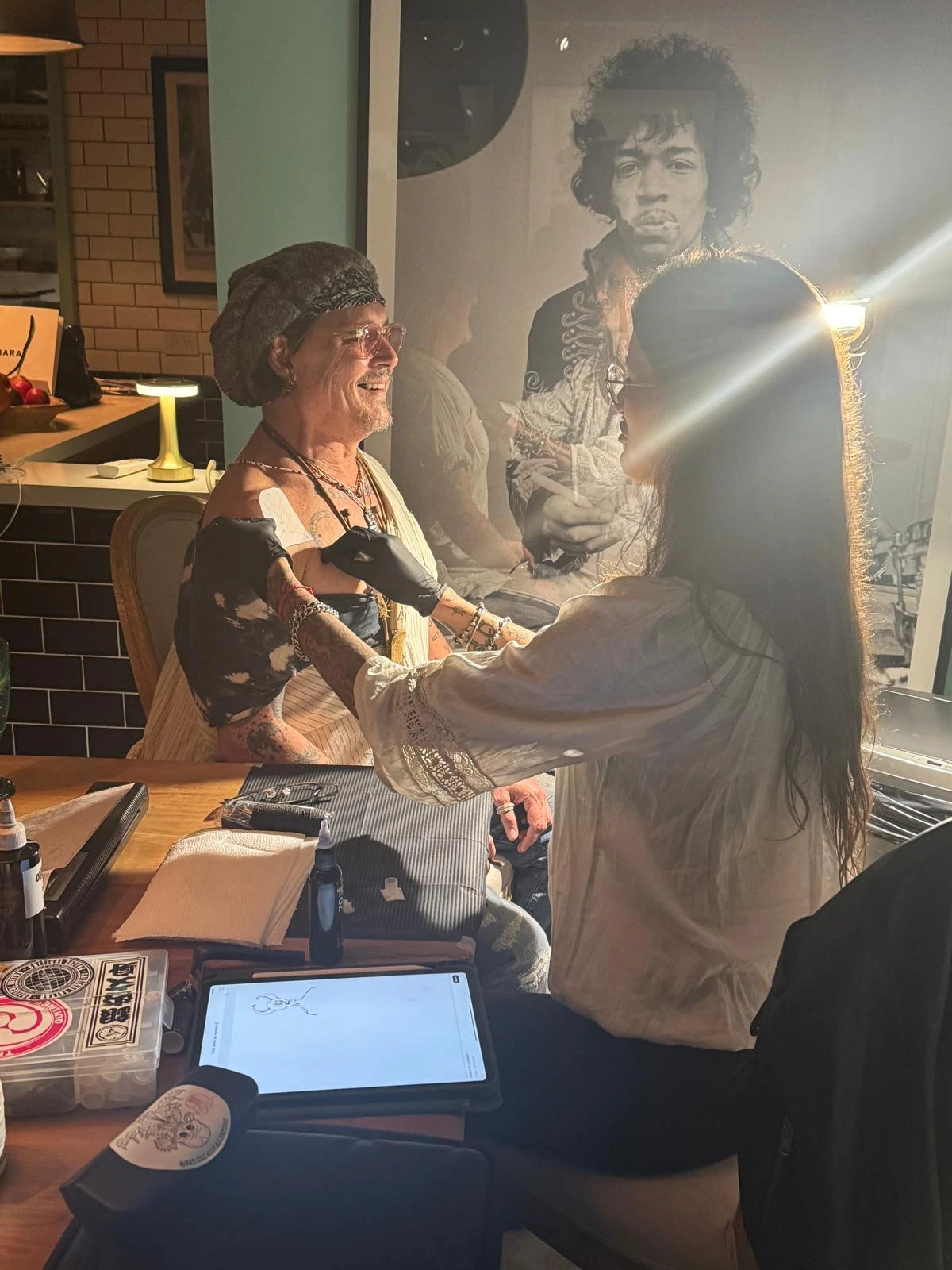 Jhonny Depp eligió The Gipsy Family para tatuarse en Argentina. 