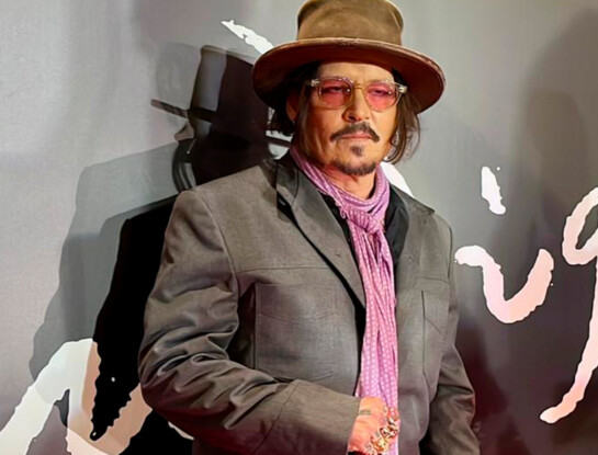 El look boho-rockero de Johnny Depp en la premiere de Modigliani en Buenos Aires: detalles y guiños a su estilo único