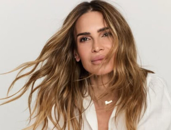 María Vázquez transforma el smoking blanco en un look súper femenino y chic: la tendencia ideal para las fiestas