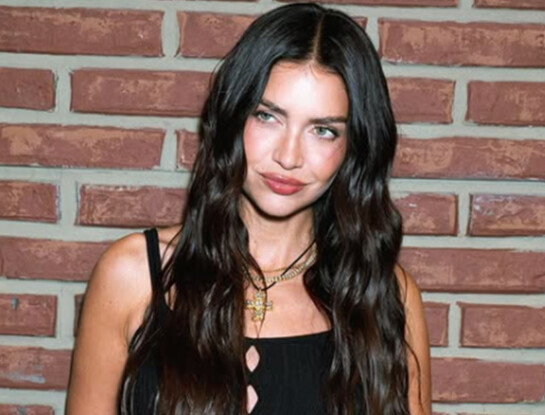 Zaira Nara impone una forma inesperada de usar el pañuelo de seda (y marca tendencia para el verano)