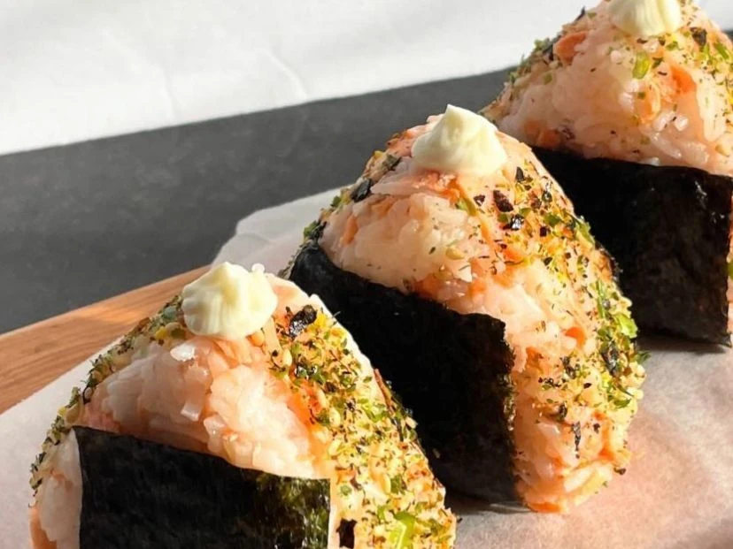 Onigiris de salmón y sésamo: receta japonesa fácil para llevar donde quieras