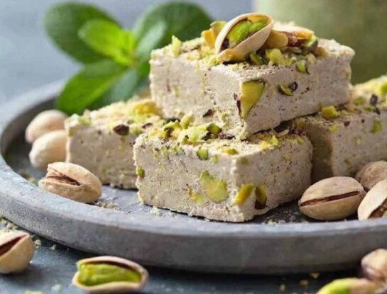 Cómo hacer halva de sésamo con pistachos: la receta del dulce de tahini y miel
