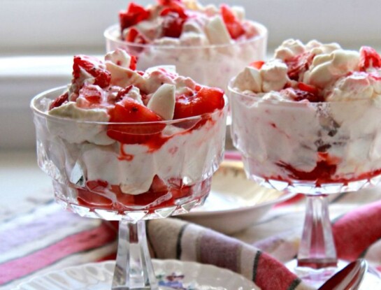 Cómo hacer una copa navideña con frutos rojos y merenguitos: receta sencilla