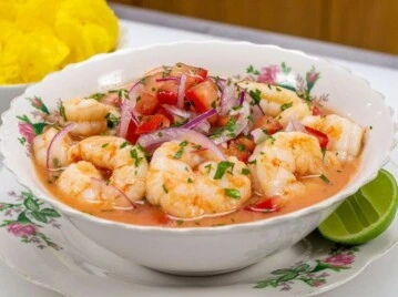 Cómo hacer ceviche con camarones y leche de coco: una receta liviana, cremosa y deliciosa