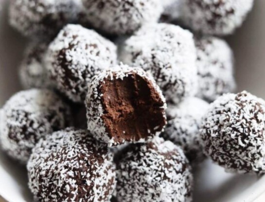 Cómo hacer brigadeiros caseros: la receta del dulce brasileño con cacao y coco