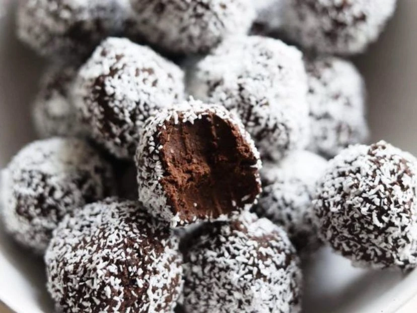 Cómo hacer brigadeiros caseros: la receta del dulce brasileño con cacao y coco