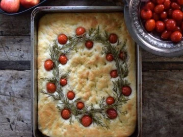 Focaccia navideña: una receta decorada con romero y tomates cherry