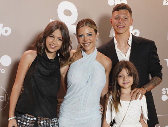 Evangelina Anderson causó impacto posando con sus hijos Bastián, Lola y Emma Demichelis en los Premios Ídolo: así fueron sus looks