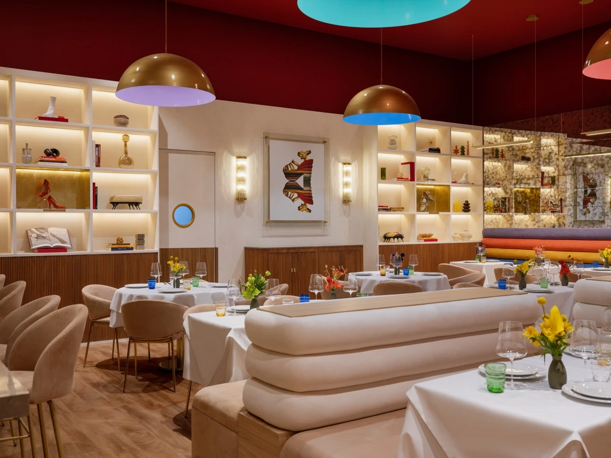 Tonos cálidos, texturas refinadas y luz natural dialogan con materiales nobles y detalles contemporáneos. 