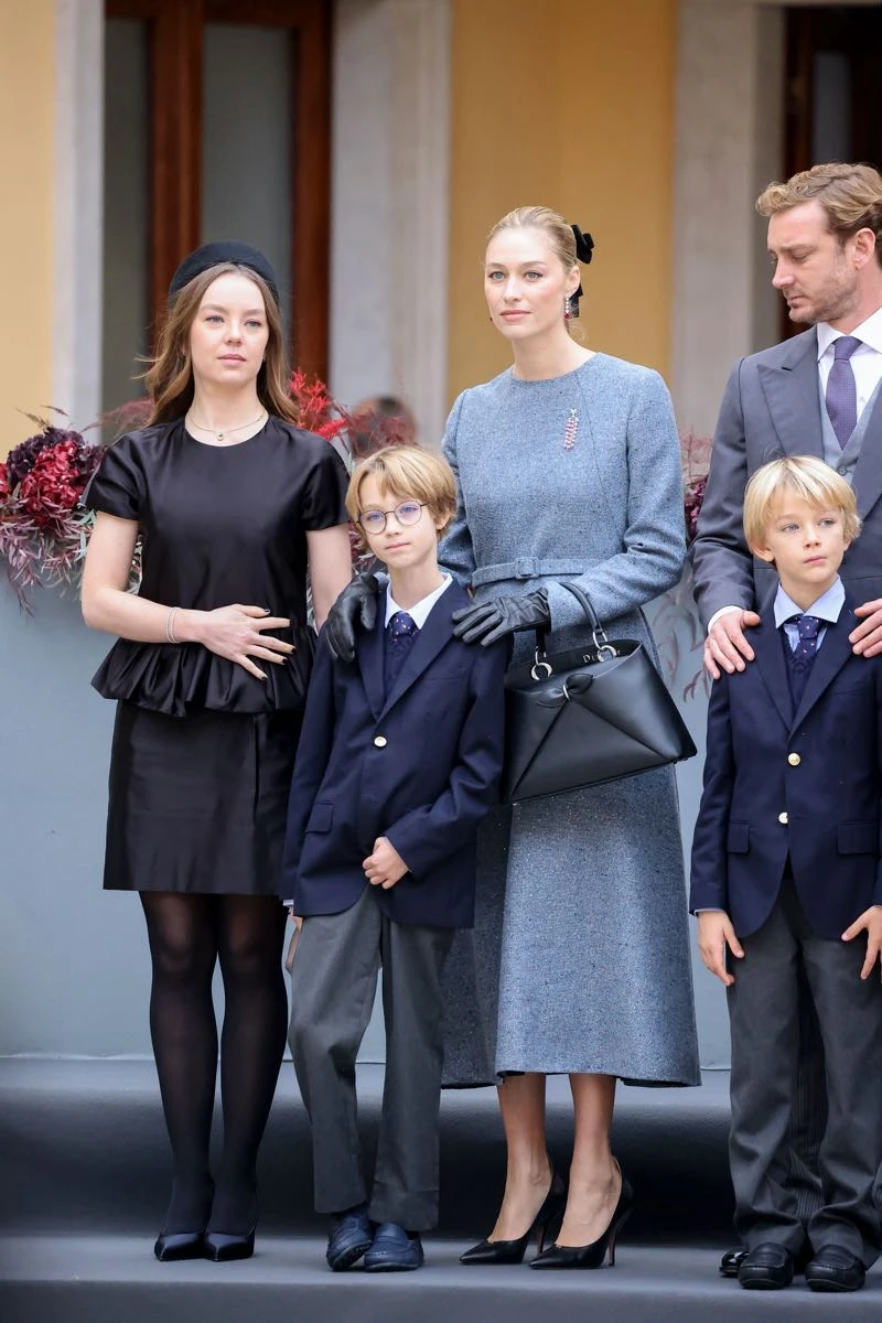 La princesa Alexandra de Hanovre, Beatrice Borromeo, Pierre Casiraghi, y sus hijos Stefano y Francesco.
