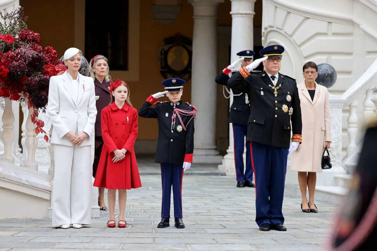 La princesa Charlène, la princesa Gabriella, el príncipe Jacques y el príncipe Albert II de Mónaco, junto a las la princesas Carolina de Hanovre y Stéphanie en el Día de Mónaco.