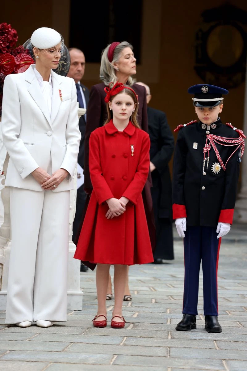 Los gemelos Gabriella y Jacques de Monaco junto a su madre.