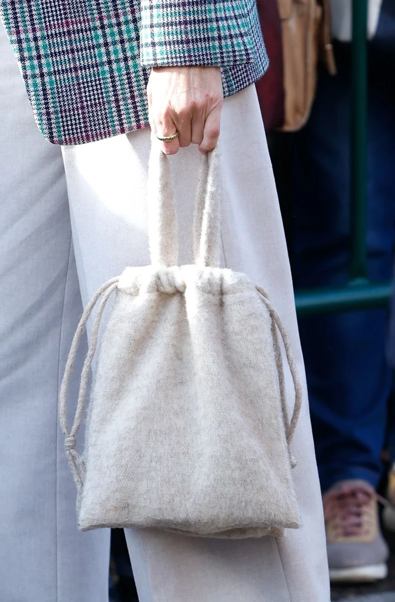 Letizia sorprende con una cartera muy original: la pieza artesanal que elevó su look en Tudela