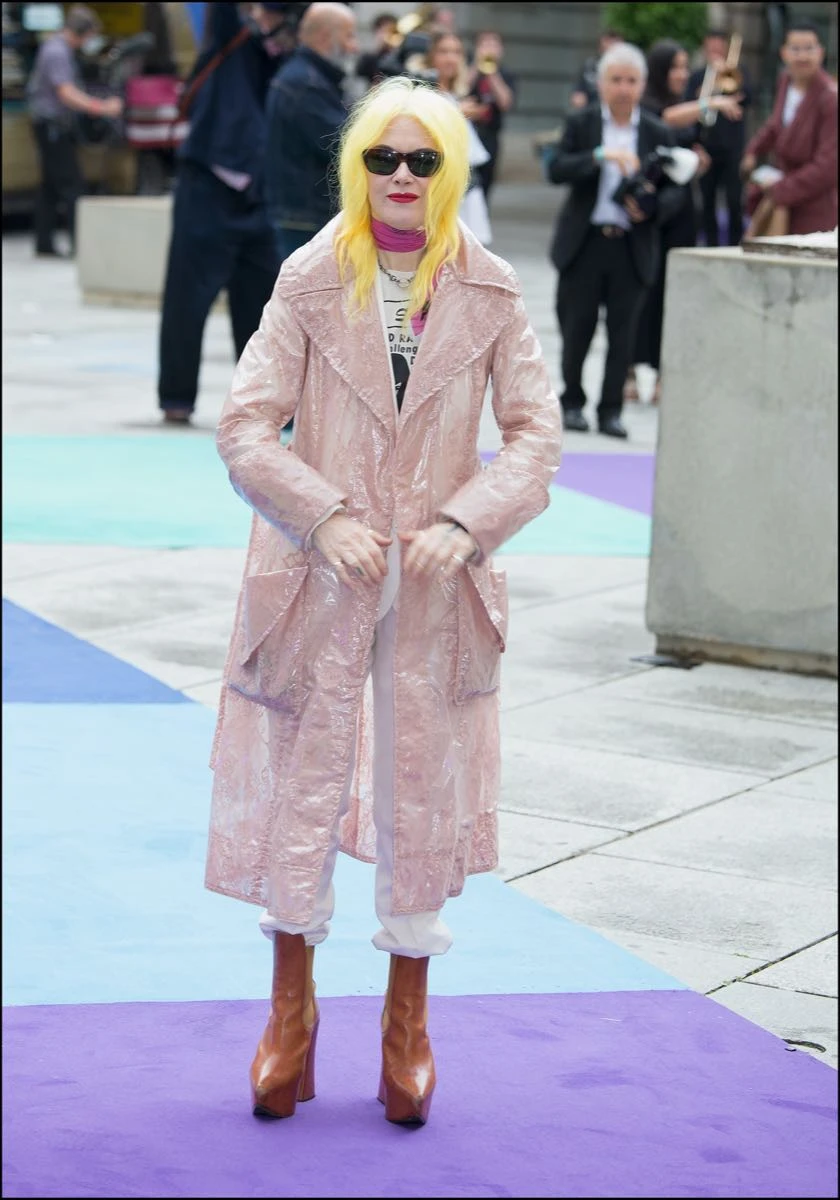 Pam Hogg: la creadora punk que vistió a las estrellas más icónicas del pop