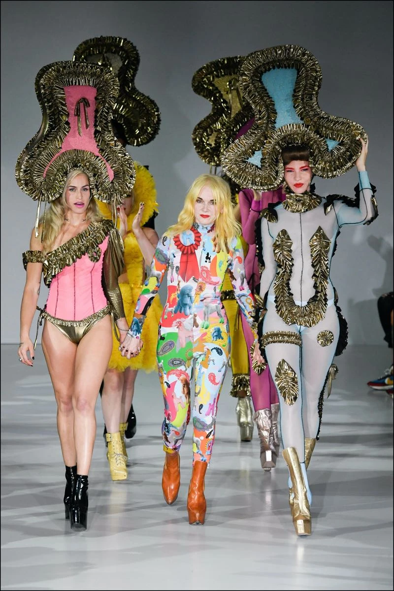 Pam Hogg: la creadora punk que vistió a las estrellas más icónicas del pop