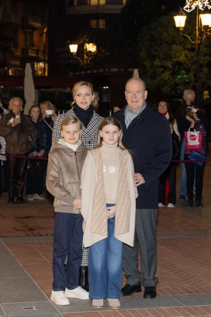 El príncipe Alberto de Mónaco, la princesa Charlène y sus hijos, los mellizos Jacques  y Gabriella de Monaco.
