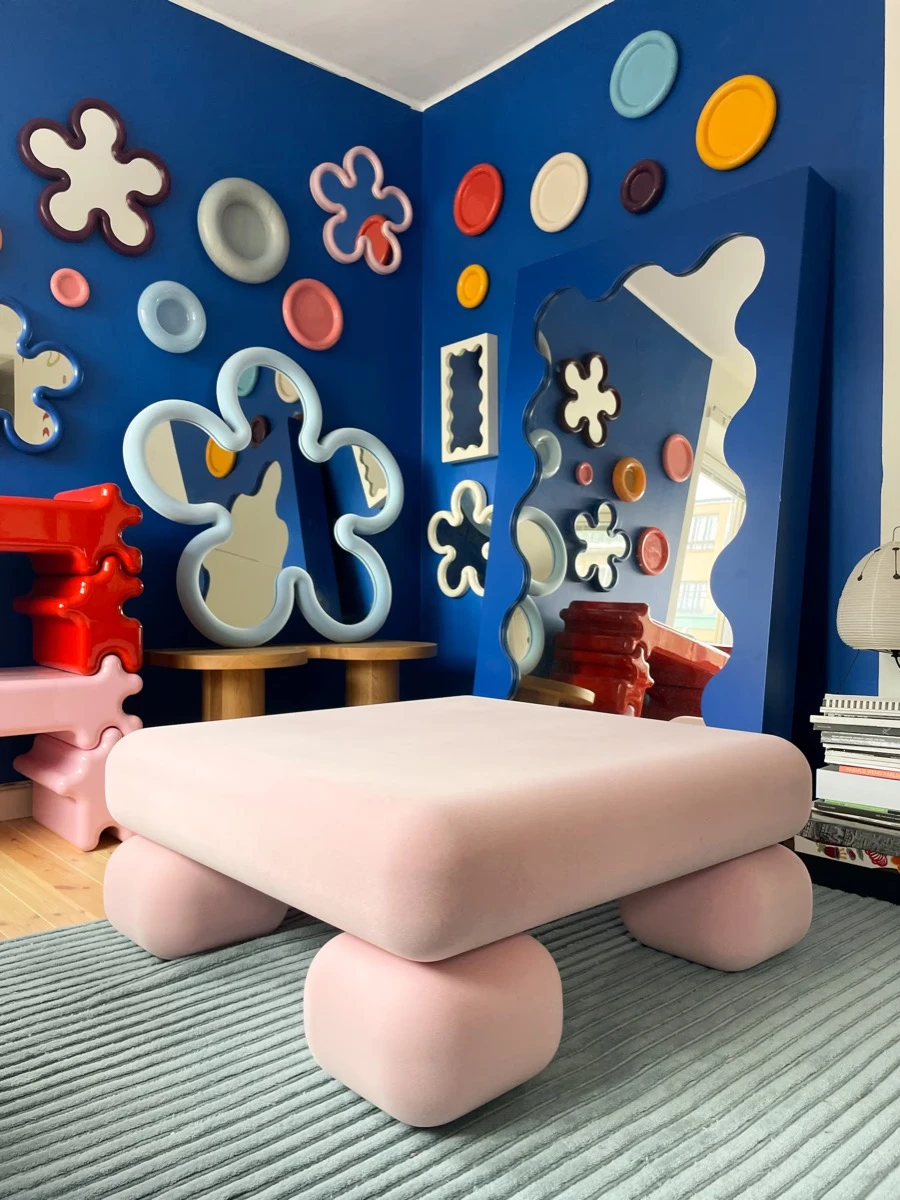 Sofá Blob, espejo curvo y espejo floral: tres objetos virales x Gustaf Westman.