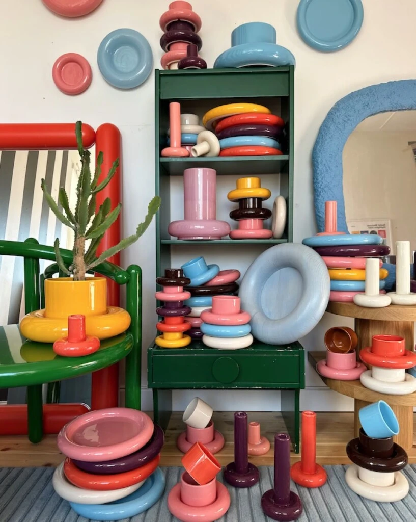 Gustaf Westman diseña objetos decorativos inspirado en el brillo del plástico de los juguetes.