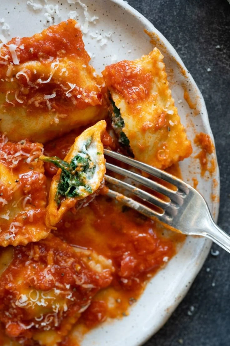 Pasta rellena con salsa