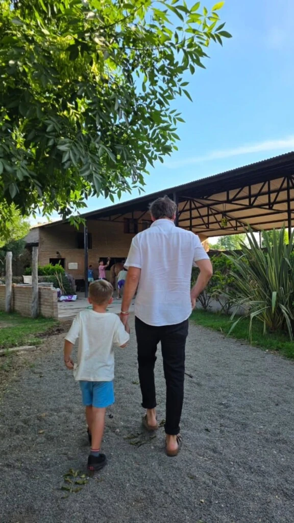Vicuña caminando de la mano con su hijo Amancio.
