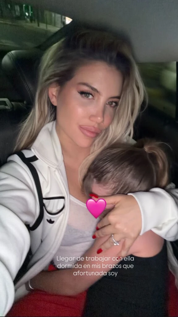 Wanda junto a una de sus hijas luego de su jornada laboral. Foto: Instagram