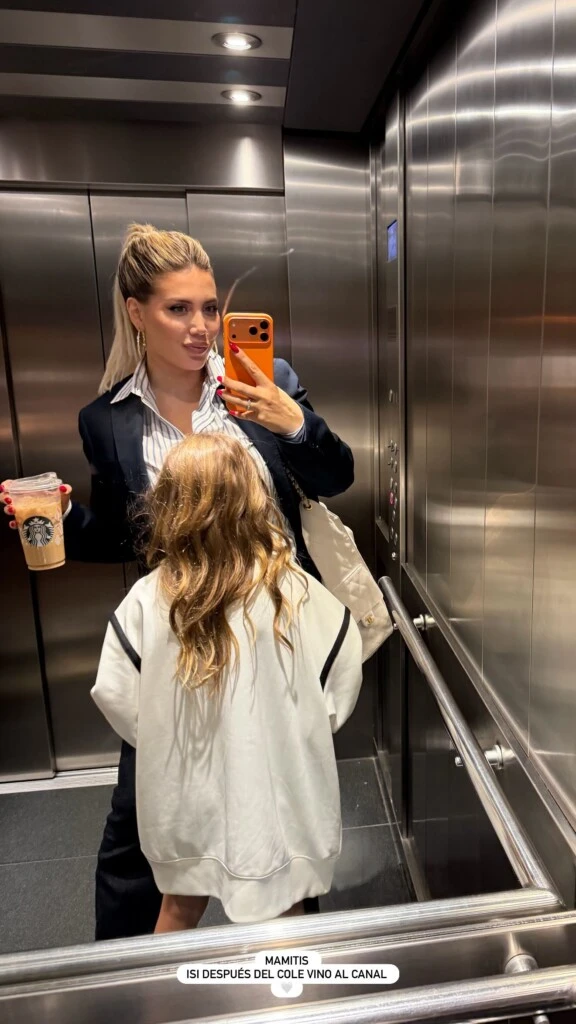 La hija menor de Wanda la acompañó al set de grabación de Telefe. Foto: Instagram