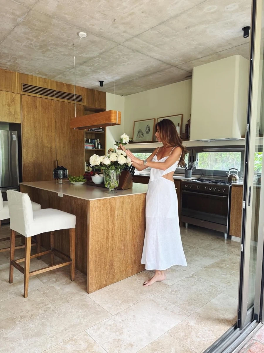 Un ramo de peonias artesanal en la cocina de Juliana Awada. 