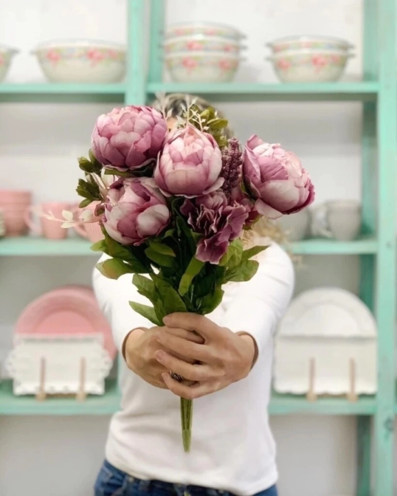 Las peonias son apreciadas por su belleza ornamental, y se componen de numerosos y delicados pétalos. 