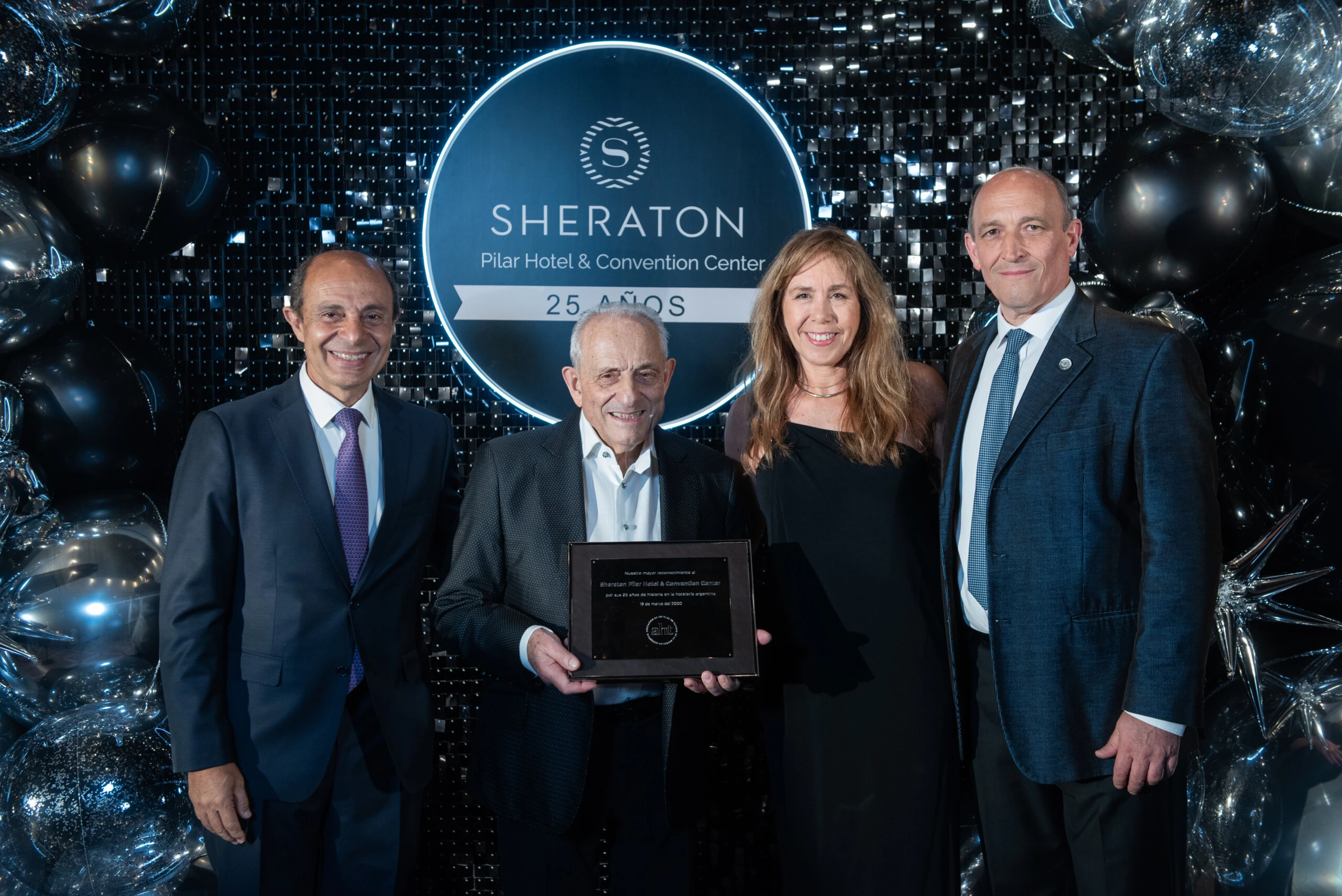 Juan Mirenna (presidente y fundador del hotel) con la placa por los 25 años