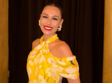 La fórmula de Pampita para combinar un vestido estampado (y que resulte chic)