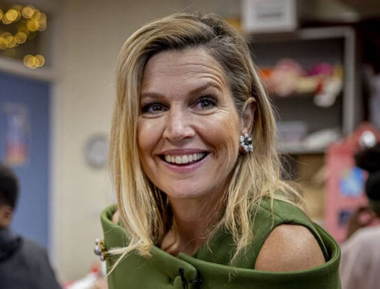 Máxima y dos impactantes looks monocolor en tonos vibrantes en su paso por Miami