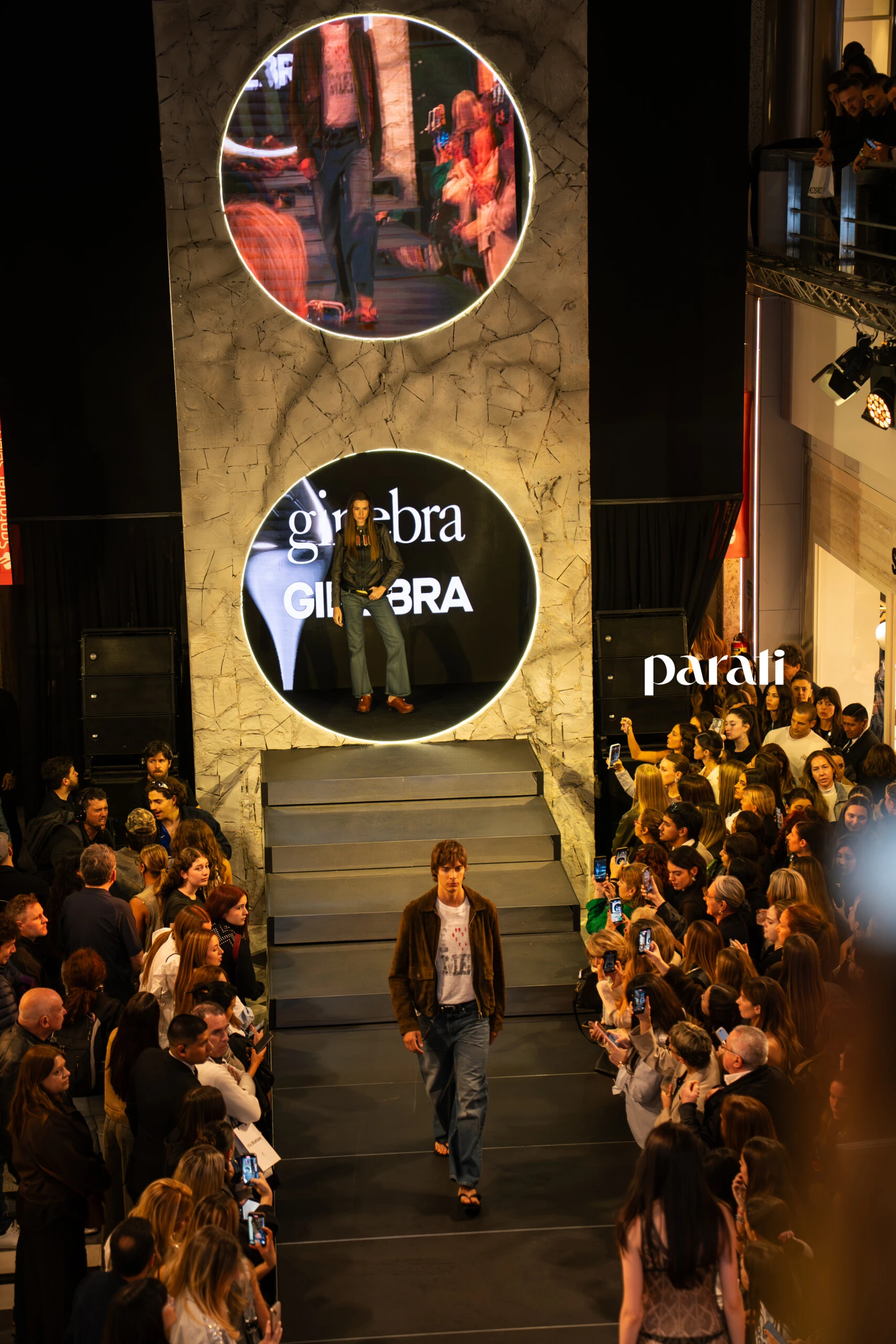 La pasarela que transformó el shopping en un fashion show abierto al público.