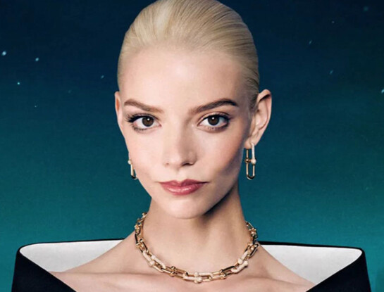 Anya Taylor-Joy muestra cómo levantar un look total black con toques de brillo