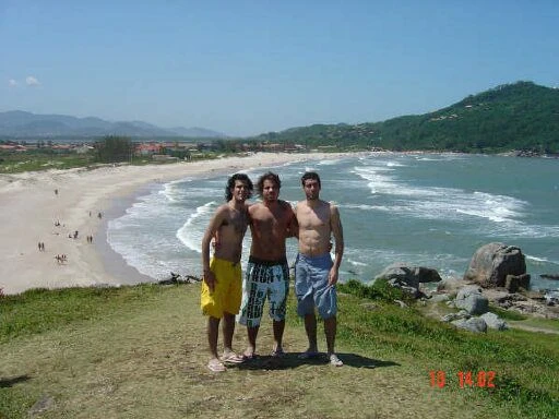 Ariel Malvino con sus amigos en Ferrugem