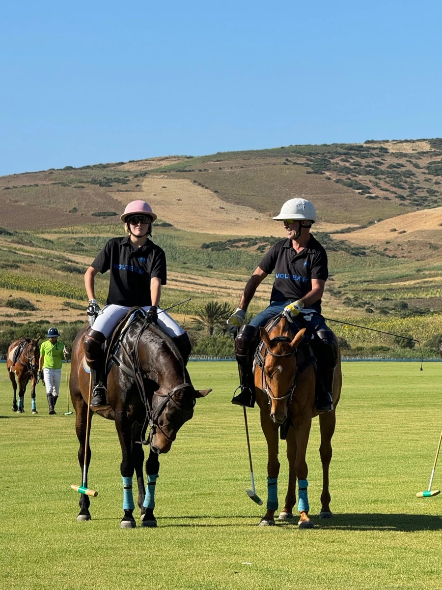 La diseñadora y polista Olivia De All se animó a intervenir lo establecido en un deporte tradicional.