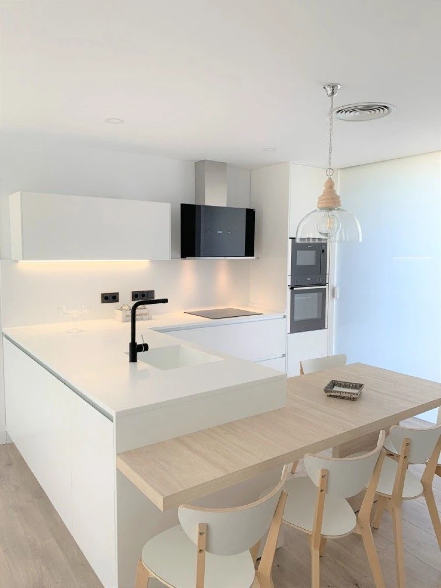 Las penínsulas con mesa integrada son el equilibrio perfecto entre estética y practicidad.