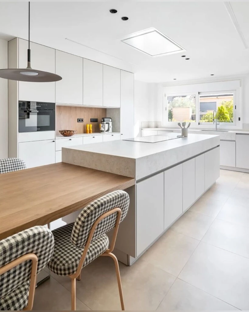 su estructura genera fluidez visual, mejora la circulación y multiplica los usos sin recargar el ambiente.