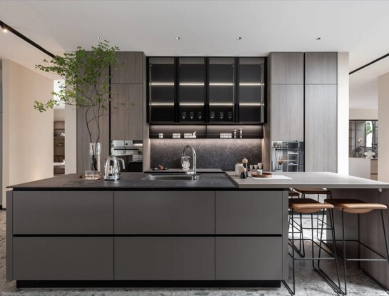 De la isla a la península con mesa integrada: bienvenidas a la nueva tendencia de las cocinas 2026