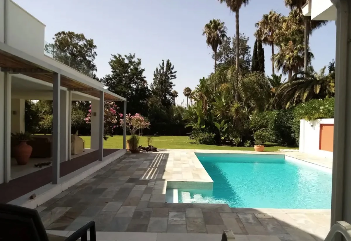 Piletas nuevas: se recomienda mantenerlas llenas de agua por al menos dos meses antes de pintarlas.